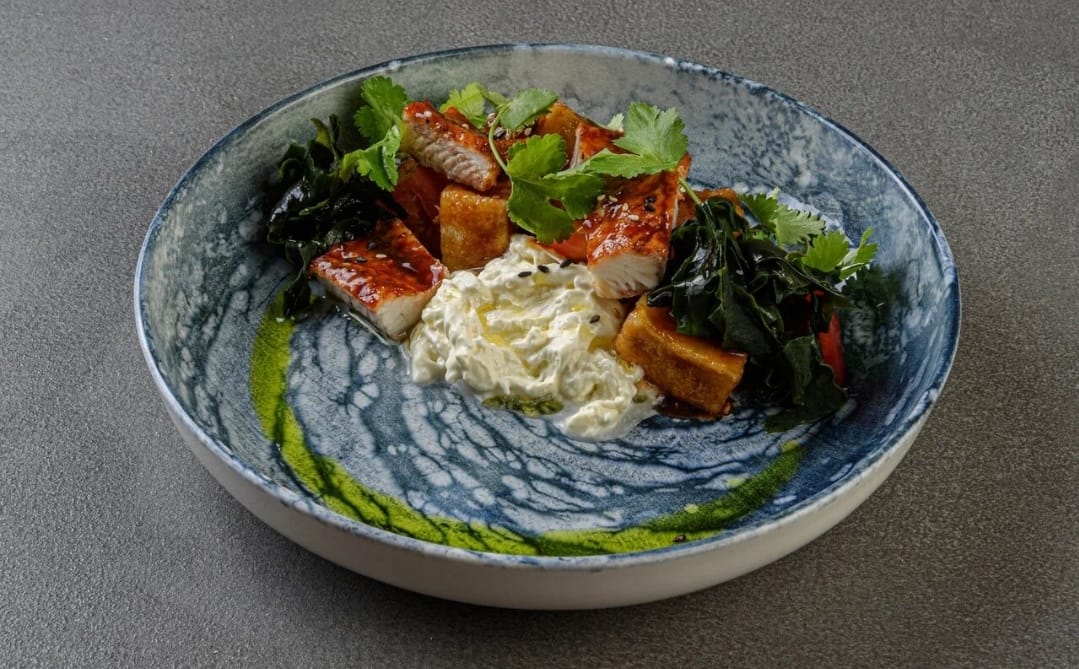 Фото Теплый салат с угрем, баклажаном и страчателлой